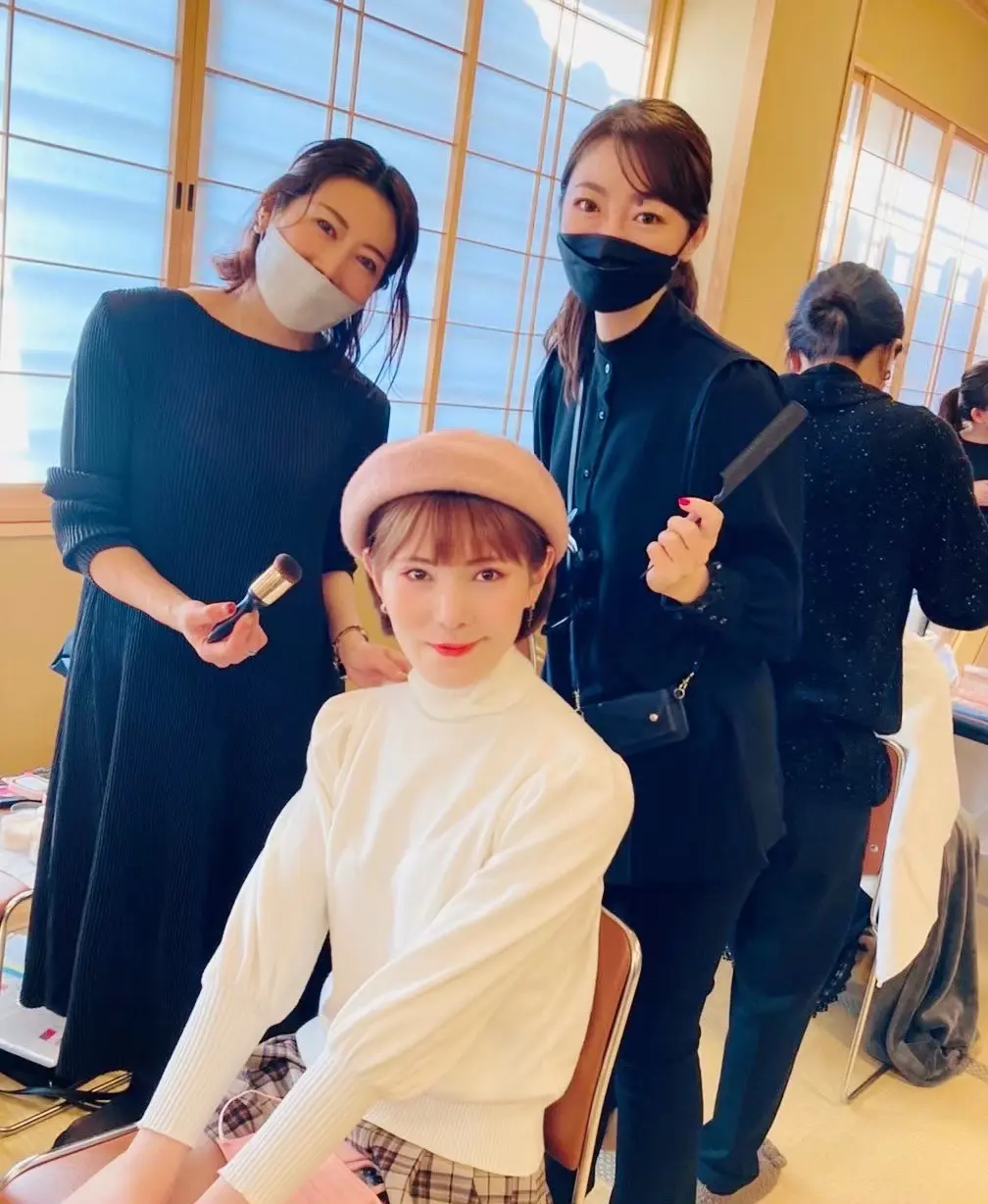 出張でヘアメイクを行うスタイリスト写真