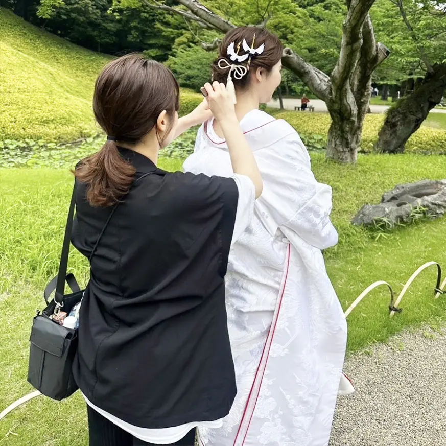 出張着付けでヘアメイクを行うスタイリスト写真