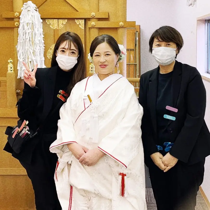 出張着付けで着物着付けを行うスタイリスト写真